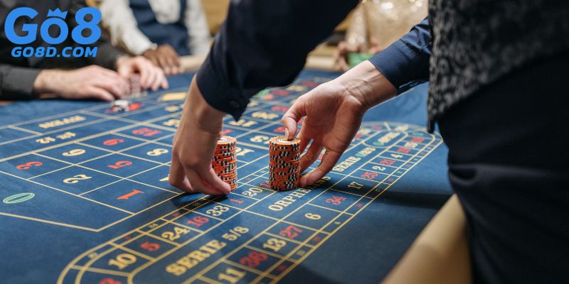 Turn, river cùng pot phụ được xử lý sau khi discard hoàn tất